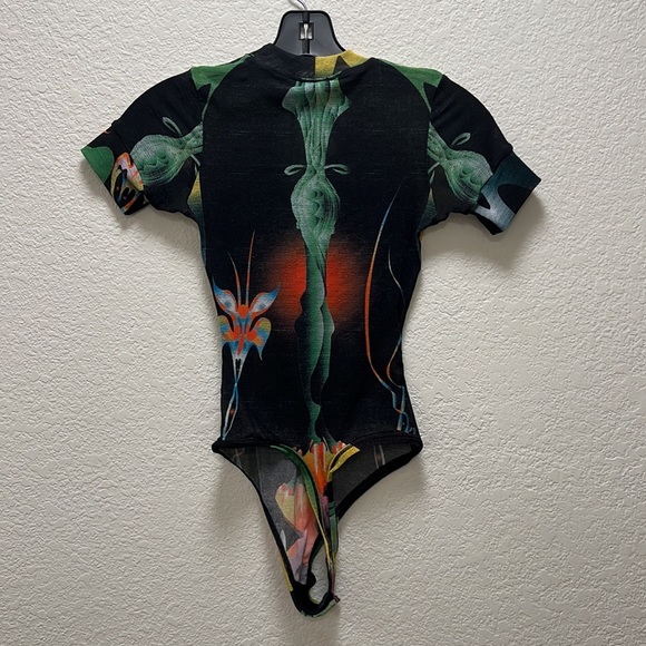 SKIMS Obsidian Print Mesh T-Shirt Bodysuit - Picture 4 of 6